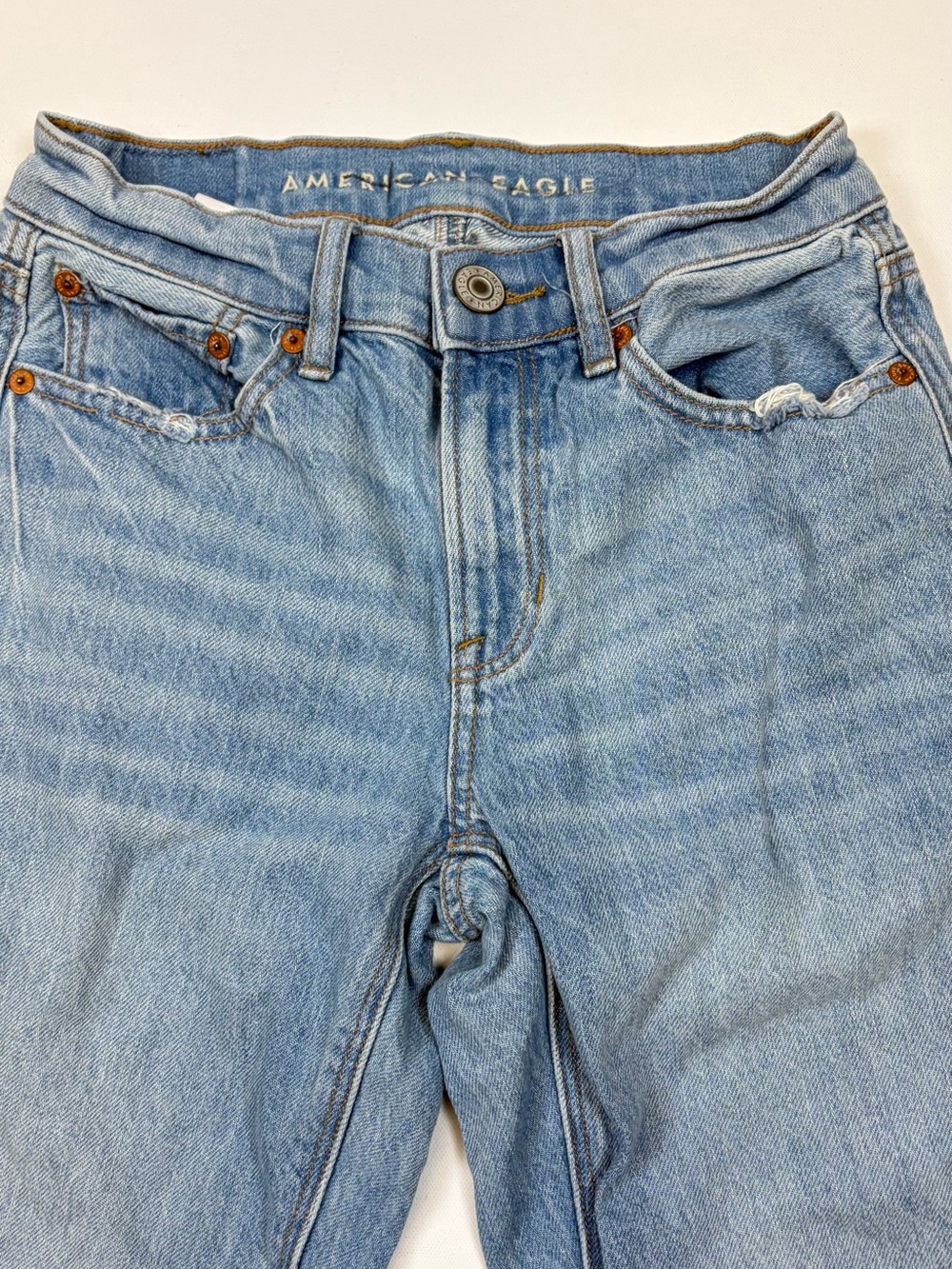 AMERICAN EAGLE 00 HIGH RISE STRAIGHT LEG DISTRESSED JEANS LIGHT WASH - Picture 2 of 9